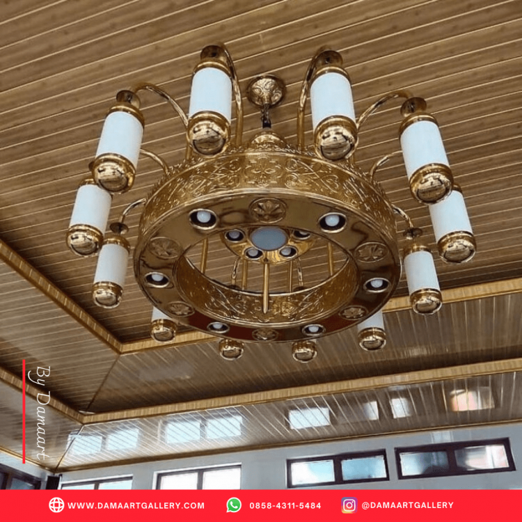 Pengrajin Lampu Masjid Nabawi | Dama Art Gallery | Kerajinan Tembaga, Kuningan & Alumunium Terbaik. Pengrajin lampu masjid nabawi adalah orang-orang yang membuat replika lampu masjid nabawi. Lampu ini biasanya terbuat dari bahan kuningan dan memiliki warna emas yang